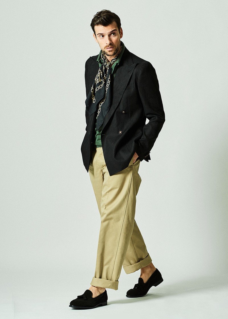 パンツ2万5300円／ブリュット（ティーエフ）、ジャケット11万1100円／タリアトーレ、ポロ3万800円／ジョン スメドレー（ともにビームス公式オンラインショップ）、靴8万1400円／クロケット＆ジョーンズ（グリフィンインターナショナル）　
