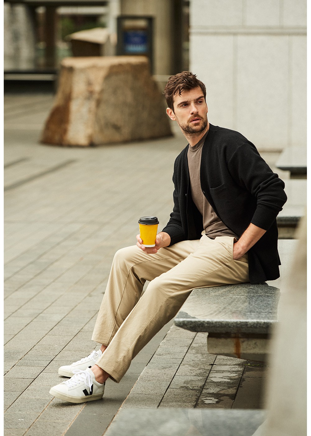 カーディガン1万9000円/ライテンダー、Tシャツ2万2000円/フェデリ(トレメッツォ)、パンツ3万8500円/インコテックス(スローウエア ヴェネツィア 東京丸の内店)、スニーカー2万4200円/ヴェジャ(シードコーポレーション)