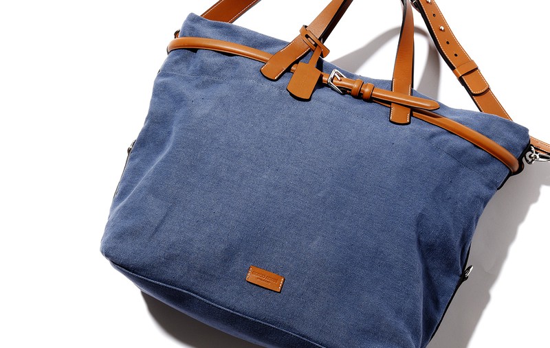 ▲ バッグ[W58×H37×D20cm] 45万1000円／ジョルジオ アルマーニ（ジョルジオ アルマーニ ジャパン）