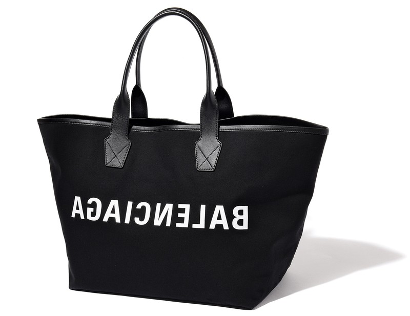 ▲ バッグ[W66×H36×D23cm] 15万9500円／バレンシアガ（バレンシアガ クライアントサービス）