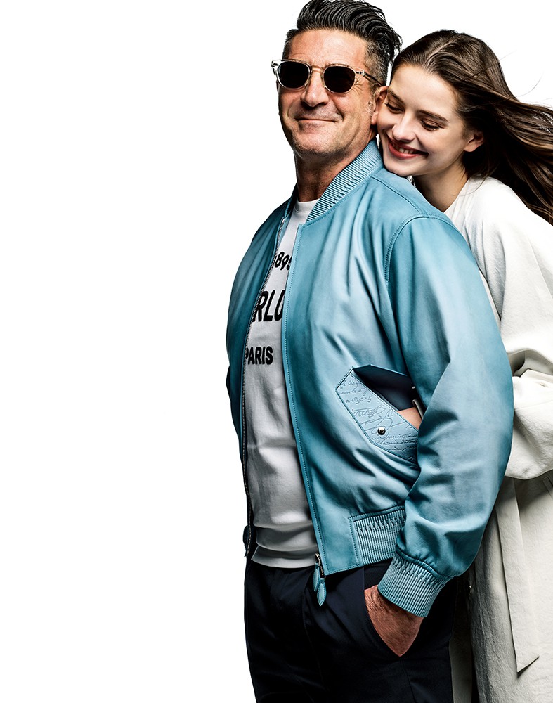 ▲ 男性●ブルゾン96万2500円/ベルルッティ(ベルルッティ・インフォメーション・デスク)Tシャツ8万1400円、パンツ12万4300円/すべてベルルッティ(ベルルッティ・インフォメーション・デスク)、サングラス4万4000円/アイヴァン(アイヴァン 東京ギャラリー) 女性●コート6万4900円/ベイジ,(オンワード樫山 お客様相談室)