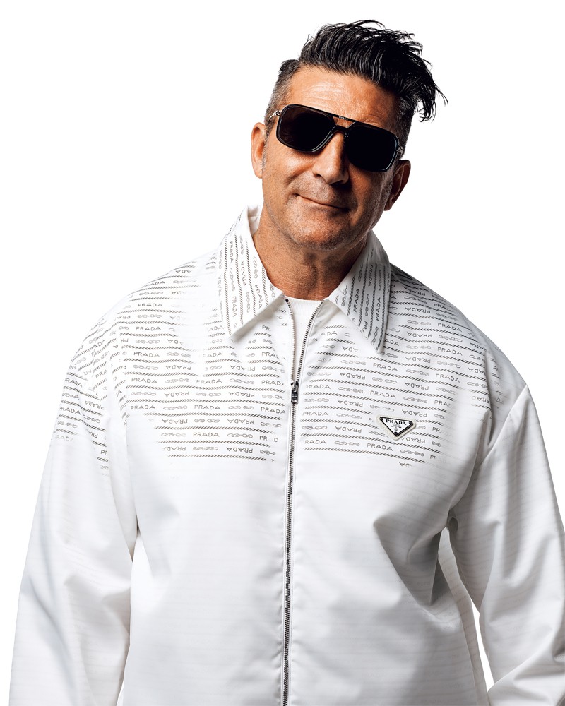 ▲ 10℃以下になるとプリントの柄が浮かび上がる特殊技術を採用しているため、デートの集合場所では車外で彼女を待っていて、いざ暖房が効いた車内へって時には柄が隠れんぼ。ってな具合に、彼女とモテスペックを楽しめちゃいます。ブルゾン36万8500円(予価)/プラダ(プラダ クライアントサービス)、サングラス4万5980円/プラダ(ルックスオティカジャパン カスタマーサービス)、そのほかはスタイリスト私物