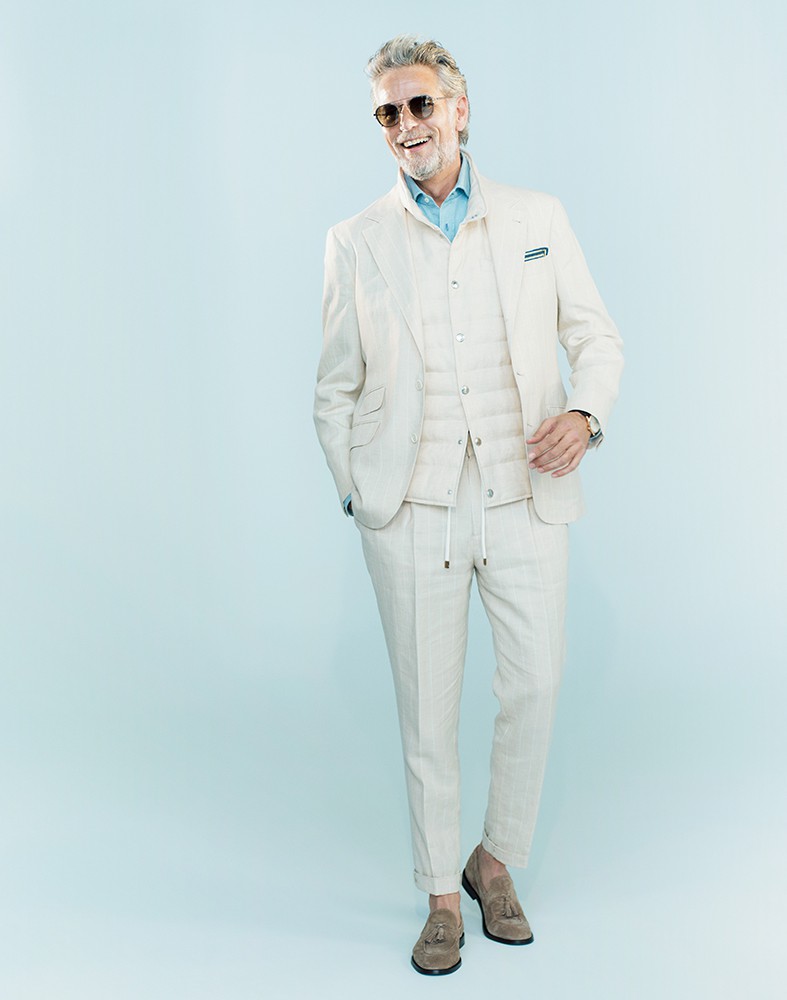 ▲ ジャケット50万6000円、パンツ19万8000円、ベスト25万3000円、シャツ7万9200円、靴13万3100円、チーフ2万9700円／すべてブルネロ クチネリ（ブルネロ クチネリ ジャパン）、サングラス7万1170円／ブルネロ クチネリ&オリバーピープルズ（ルックスオティカジャパン カスタマーサービス）、時計161万7000円／ゼニス