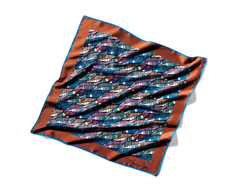 スカーフ70×70㎝。3万1900円／ステファノ カウ（バインド ピーアール）