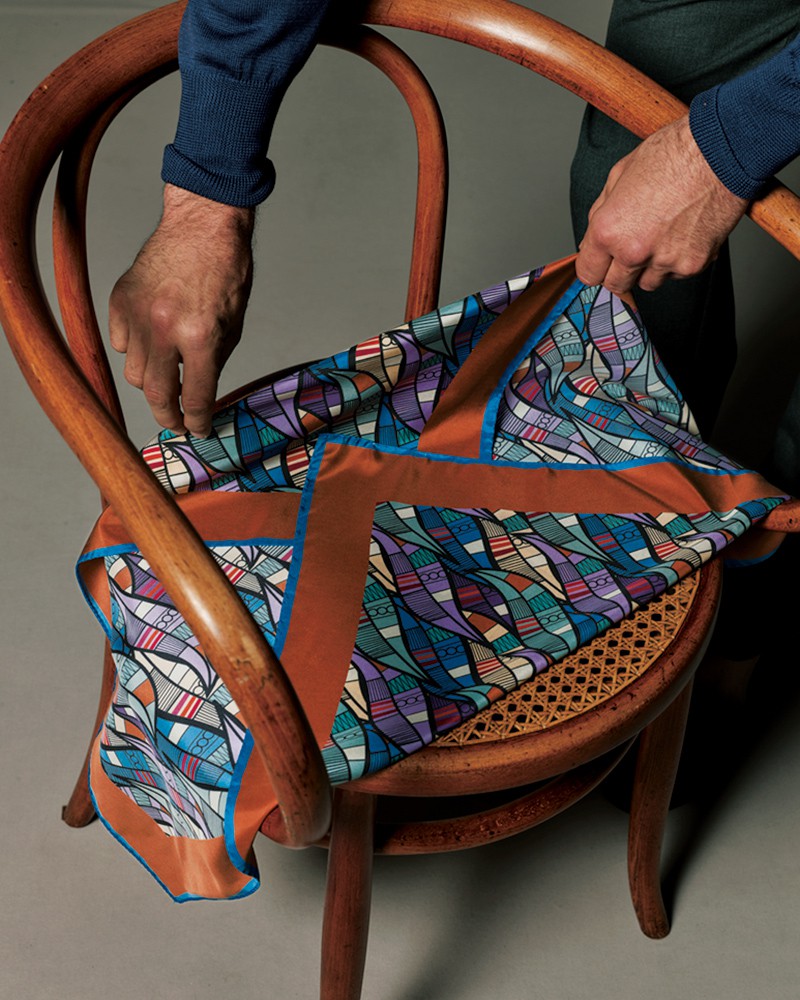 スカーフ(70×70㎝)3万1900円/ステファノ カウ(バインド ピーアール)