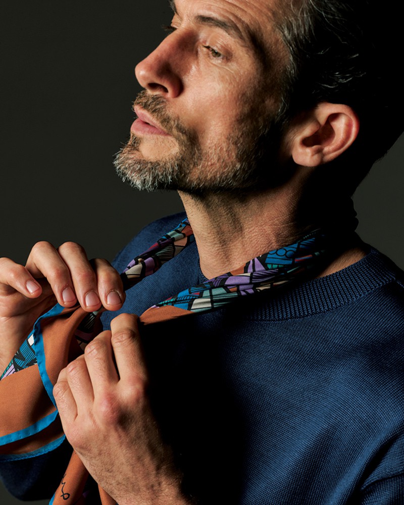 スカーフ(70×70㎝)3万1900円/ステファノ カウ(バインド ピーアール)