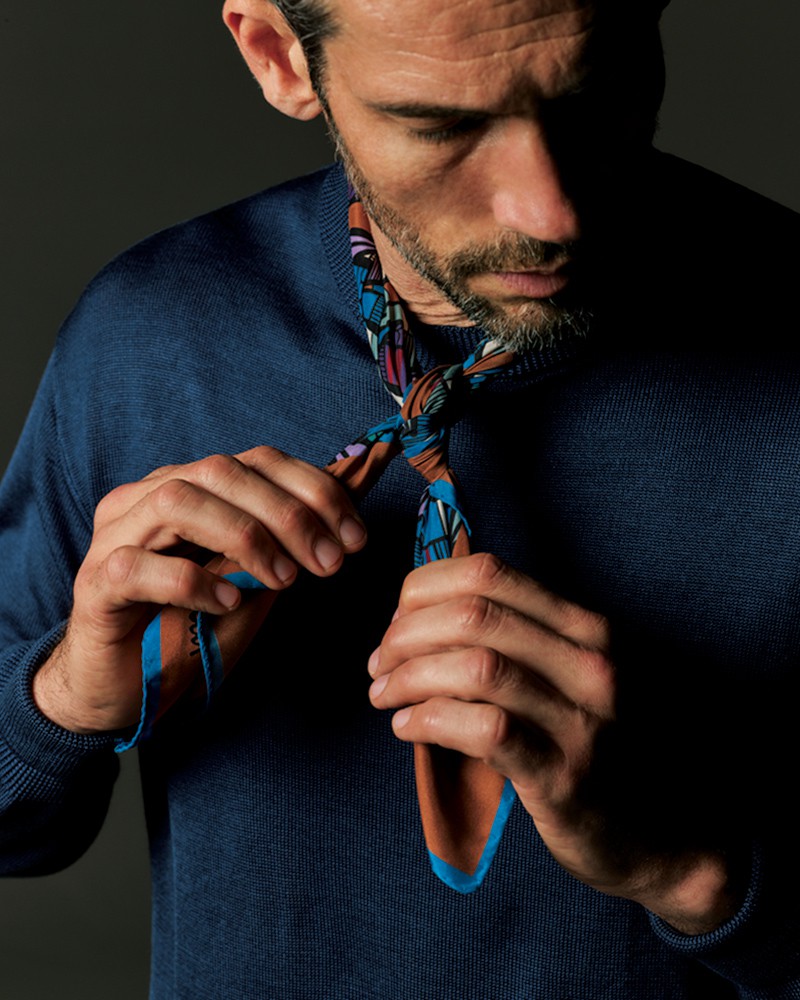 スカーフ(70×70㎝)3万1900円/ステファノ カウ(バインド ピーアール)