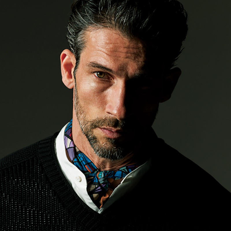 スカーフ(70×70㎝)3万1900円/ステファノ カウ(バインド ピーアール)