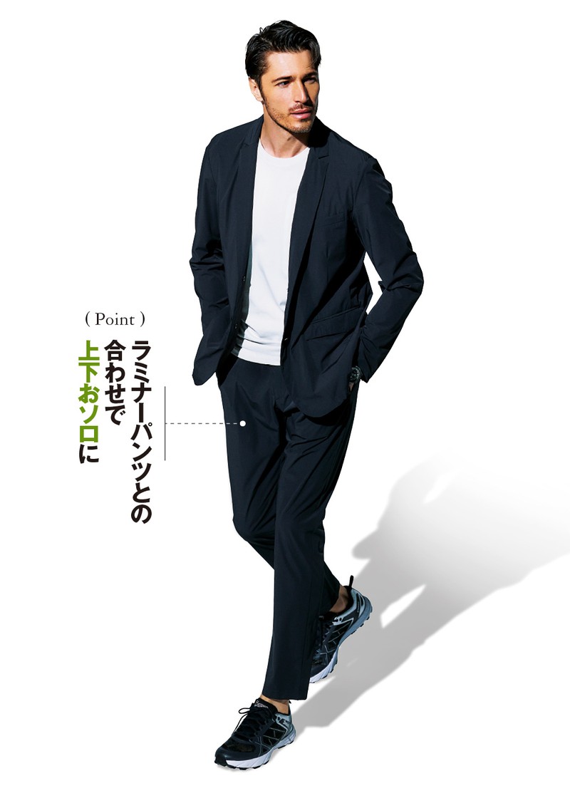 ジャケット8万3600円、パンツ3万7400円、Tシャツ2万5300円、靴3万6300円/すべてヘルノ(ヘルノ・ジャパン)