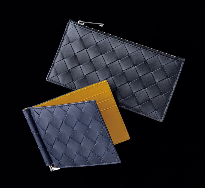 カードケース7万7000円、マネークリップ7万7000円/ともにボッテガ・ヴェネタ(ボッテガ・ヴェネタ ジャパン)