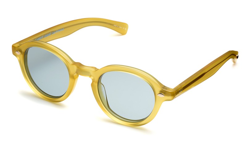 ▲ サングラス3万8500円/ディストリクト ヴィジョン(ブリンク ベース)、ダウンベスト18万4800円/ムーレー、モックカットソー1万6500円/ヴィルーム(ともにコロネット)、パーカ4万6200円/ラルディーニ、パンツ4万5100円/アスペジ(ともにトヨダトレーディング プレスルーム)、ブーツ4万9500円/パラブーツ(パラブーツ 青山店)