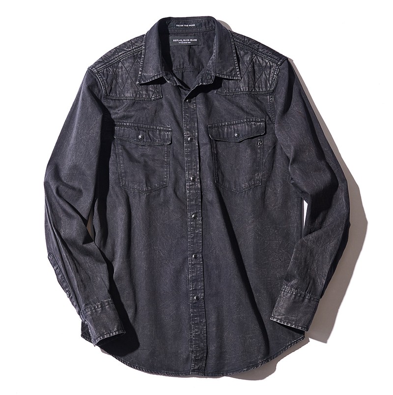 デニムシャツ3万800円／リプレイ（買えるLEON）