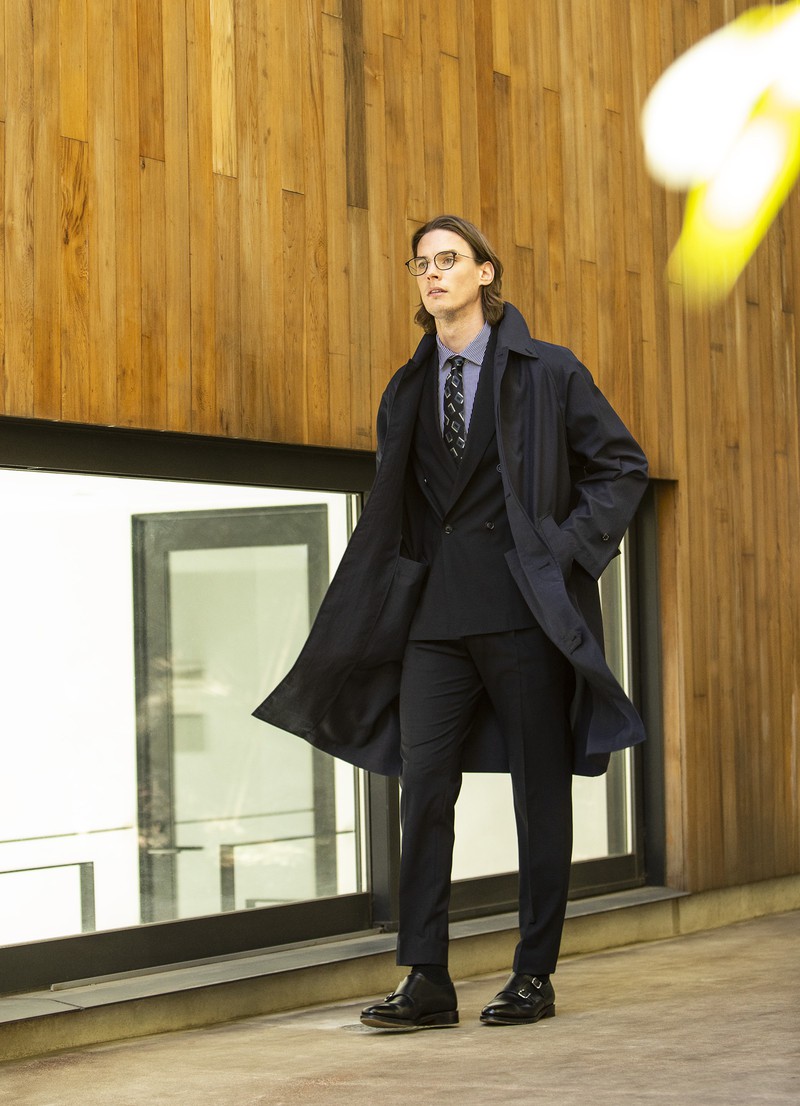 ▲ コート7万5900円/マッキントッシュ(バーニーズ ニューヨーク カスタマーセンター)、スーツ12万6500円/タリアトーレ、シャツ3万1900円/バグッタ(ともにトレメッツォ)、タイ1万8700円/フランコ バッシ(ビームス ハウス 丸の内)、メガネ4万4000円/アイヴァン(アイヴァン 東京ギャラリー)、靴22万4400円/ジョンロブ(ジョン ロブ ジャパン)