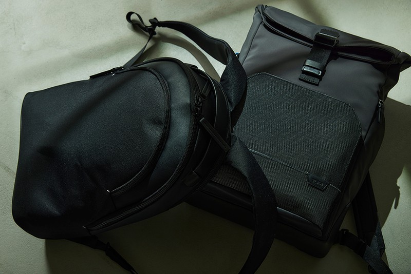 左：[W32×H43×D9.5cm]5万9400円／トルバドール（バーニーズ ニューヨーク カスタマーセンター）、右： [W31×H44.5×D12.75cm]9万6800円／トゥミ（トゥミ・カスタマーセンター）