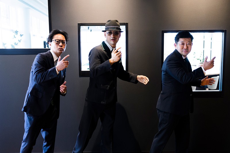 西原商会 クレイジーケンバンドの横山剣さん(!?)を挟んで西原社長(右)と石井編集長(左)が揃って「イイ〜ネ!」