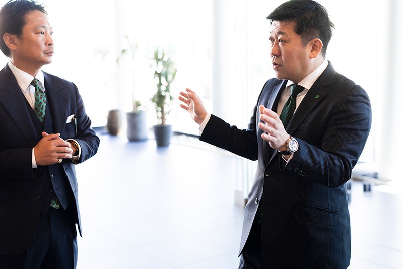 西原商会 四方から光の入るエントランスはモダンでクリーン。会社のポジティブなエネルギーがみなぎっています。