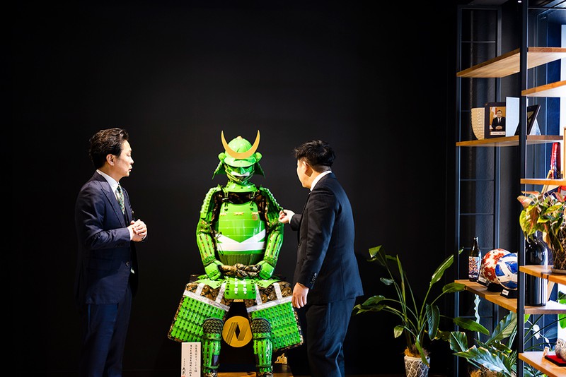西原商会 極めつきがコチラの甲冑。社長の自宅を建てた時からお付き合いのある「丸武」が新社屋を建立した際に送ってきたそう。もちろん、カラーは西原商会のトラックの色から。いやぁ、ちょい不良(ワル)過ぎます。