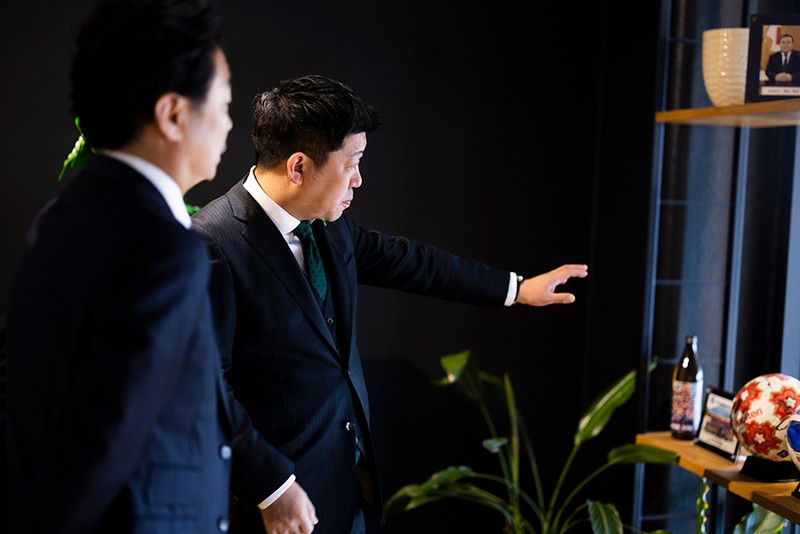 西原商会 M&Aで西原商会のグループとなった企業との記念品を前に使命を語る一将社長。