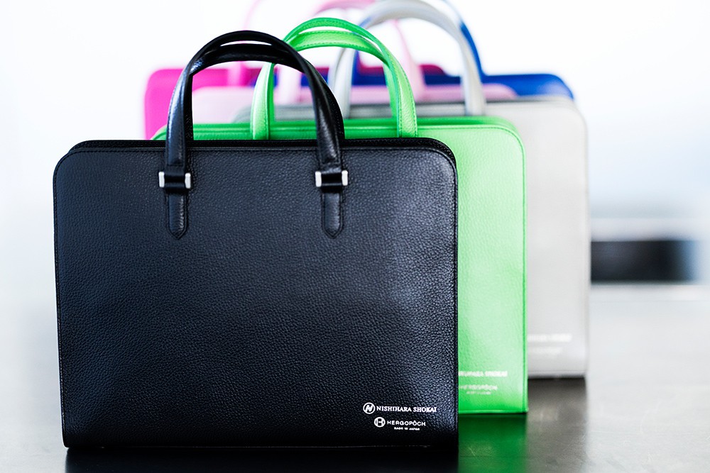 西原商会 エルゴポックにスペシャルオーダーしたバッグは全6色がラインナップ。もちろん、型から完全別注品。