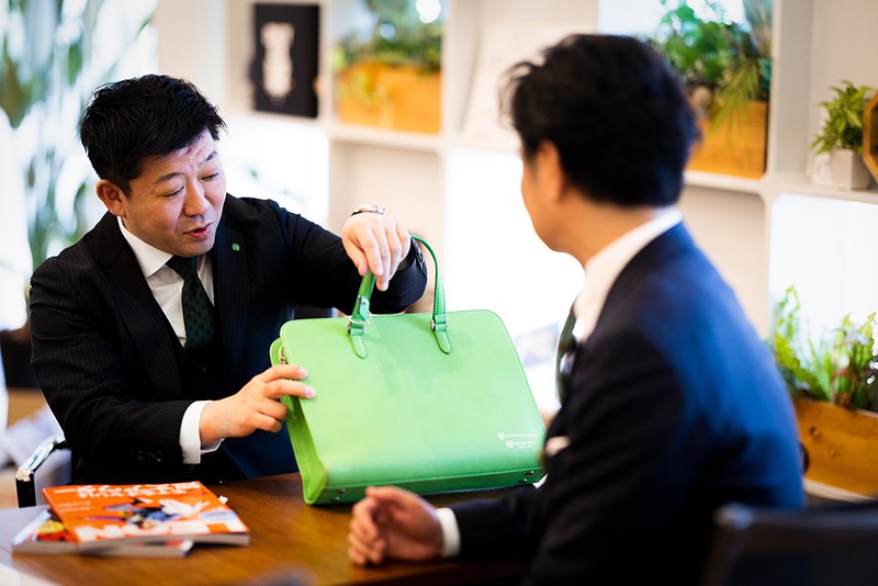 西原商会 社長が愛用するのは、コーポレートカラーが眩しいコチラのバッグ。