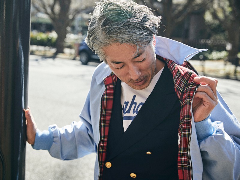 吉野 誠  気軽さを支える要素として襟付きシャツではなく、Ｔシャツというのもポイントです。装いに合わせたブルーのレタードというところにこだわりを感じます。