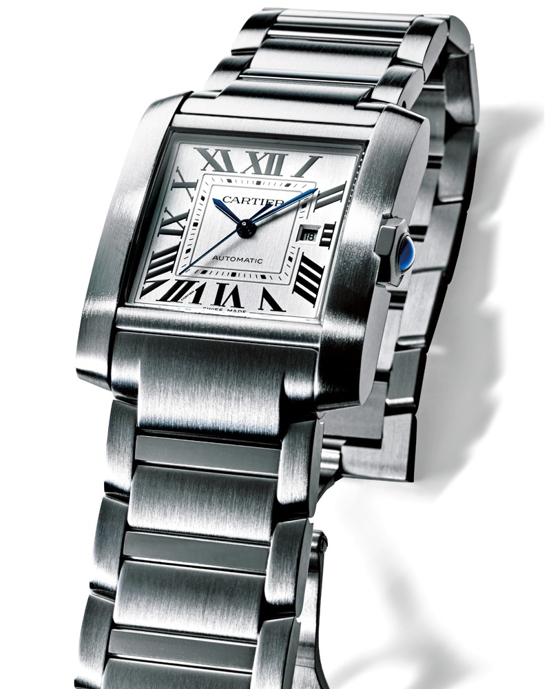 ▲ 美シルエットはそのままに大型化。ケースと完全に一体化したメタルブレスレットが特徴的なカルティエの名作時計のメンズタイプが登場。リュウズがケース内に収まることで、より一体型感が強調されるシルエットに。 『タンク フランセーズ』自動巻き、SSケース(36.7×30.5㎜)×ブレスレット。日常生活防水。77万5500円/カルティエ(カルティエ カスタマー サービスセンター)