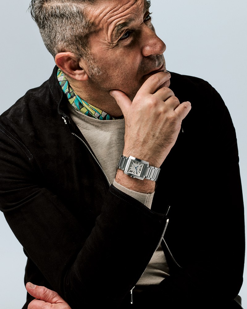 ▲ 時計77万5500円/カルティエ(カルティエ カスタマー サービスセンター)、ブルゾン14万9600円/チンクワンタ、ニット8万1400円/フェデリ(トレメッツォ)、スカーフ3万1900円/ステファノ カウ(バインド ピーアール)