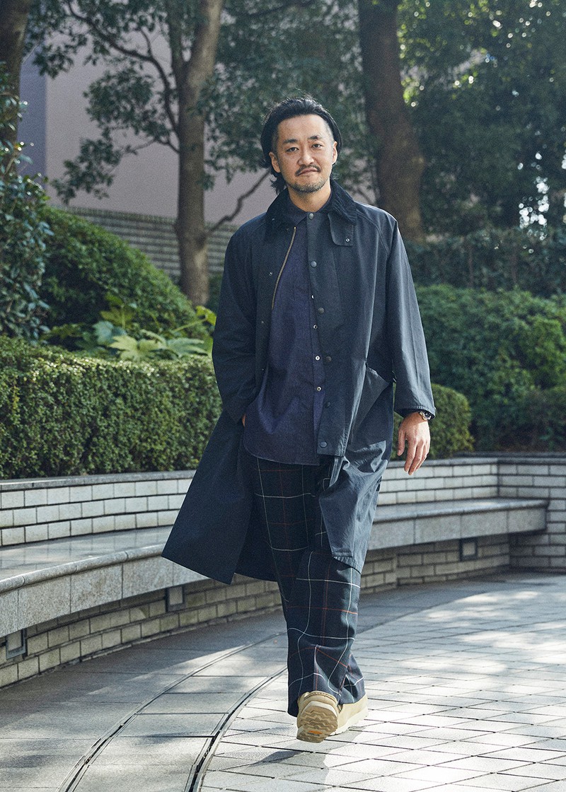 坂下康平  着丈の長いコートタイプであるバブアーのバーレー。微起毛の新素材を使用しており、長丈でも非常にライトな印象。風に翻った裾がなんともダンディ。ピーチスキンの微起毛素材はノンワックス。オイリーな伝統素材に比べて扱いやすいところも見逃せません。