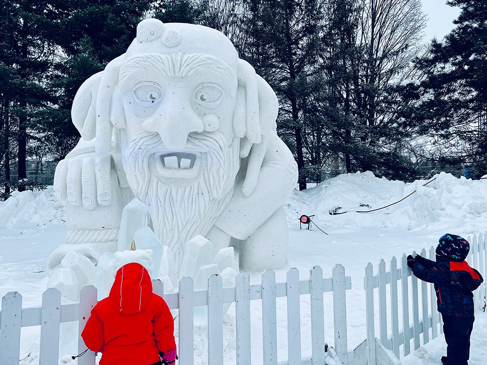 ジャックカルティエ公園には雪の石像が並びます。