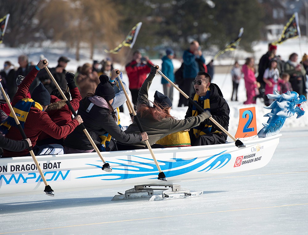 氷上そりで順位を競う「アイスドラゴンボートフェスティバル」も行われ、毎年約50チームが参加。