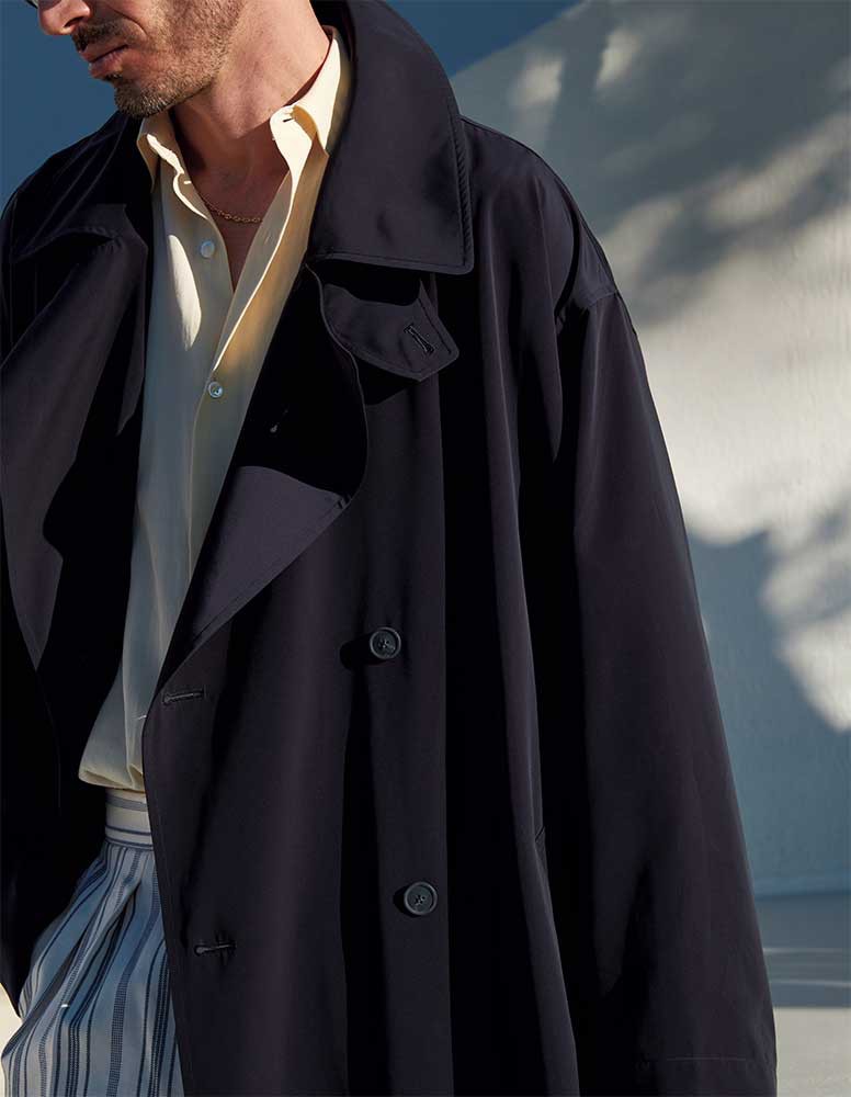 ▲ コート3万9600円/オーシバル(ビショップ)、シャツ3万8500円/マーティー アンド サンズ(フィギュアインク ショールーム)、パンツ3万6300円/ベルウィッチ(ビームス 六本木ヒルズ)、ネックレス27万5000円/シンパシー・オブ・ソウル(S.O.S fp 恵比寿本店)