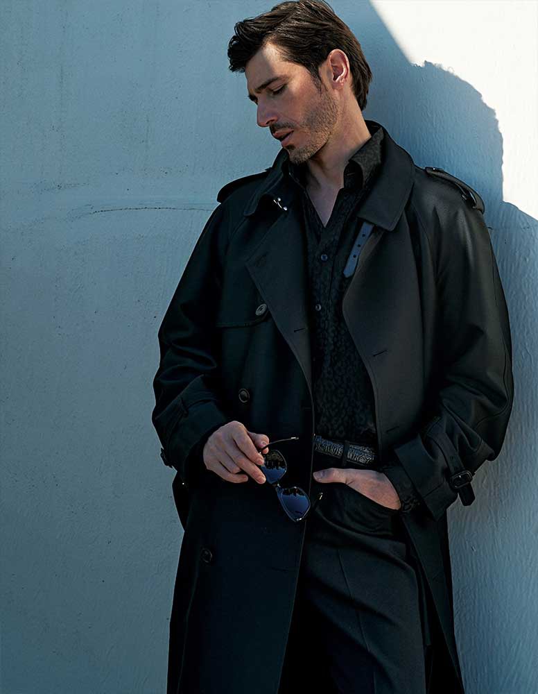 ▲ コート96万8000円/トム フォード(トム フォード ジャパン)、シャツ19万8000円、パンツ15万4000円、ベルトは参考商品/すべてトム フォード、サングラス5万8300円/トム フォード アイウエア(すべてトム フォード ジャパン)