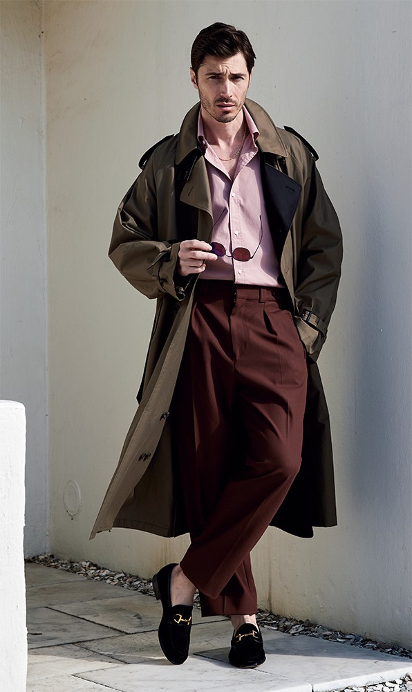 ▲ コート13万7500円/シュタイン(エンケル)、シャツ4万8400円/カンタータ、靴13万2000円/エンツォ ボナフェ(ともにビームス 六本木ヒルズ)、パンツ3万7400円/タンジェント、サングラス4万6640円/オリバーピープルズ(ルックスオティカジャパン カスタマーサービス)、ネックレス27万5000円/シンパシー・オブ・ソウル(S.O.S fp 恵比寿本店)