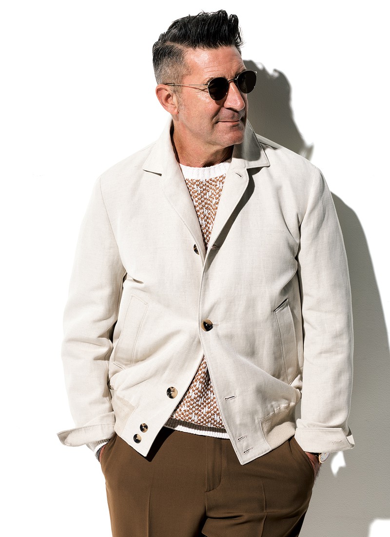 ▲ とろけるようなドレープがなんともラグジュアリー。コットン×リネンを絶妙にブレンドしたブルゾンは、その色味も生地感も極上のタッチ&顔立ち。ブルゾンにしてこのエレガンスを醸すあたり、さすがロロ・ピアーナの塩梅といえる逸品です。 ブルゾン41万9100円、ニット21万7800円、パンツ15万700円/すべてロロ・ピアーナ(ロロ・ピアーナ ジャパン)、サングラス3万9600円/アイヴァン(アイヴァン 東京ギャラリー)、時計167万7500円/IWC