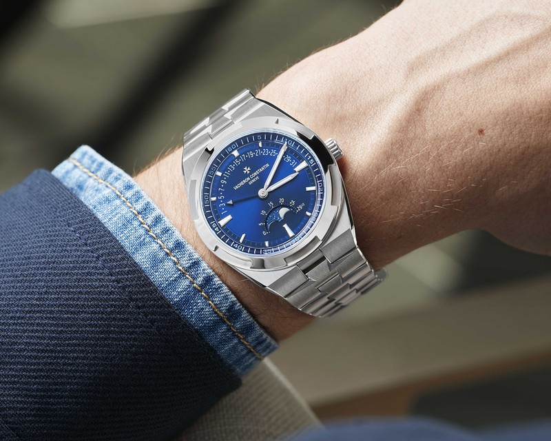 ▲ 「オーヴァーシーズ・ムーンフェイズ・レトログラード・デイト」自動巻き、SSケース(41mm)×ブレスレット(ラバーとカーフ製のインターチェンジャブルストラップが付属)。5気圧防水。ブティック限定。711万4800円(夏以降発売予定)/ヴァシュロン・コンスタンタン