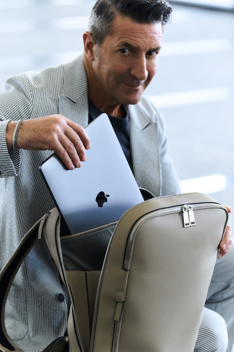 ダビデ バックパック グレージュ[W29.5×H39×D11.5㎝]20万9000円、ダイアリーケース ブルーシアン1万6500円～／ともにボナベンチュラ（BONAVENTURA）、ジャケット7万5900円、パンツ3万9600円／ともにTジャケット（三喜商事）、ニット2万9700円／グランサッソ（エスディーアイ）