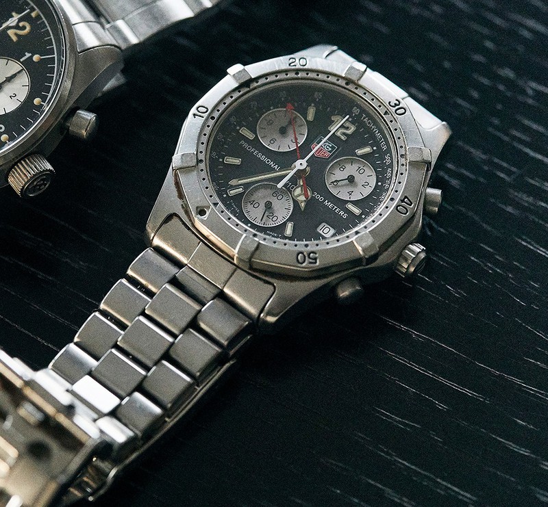 ▲ 約30年前に手に入れたというタグ・ホイヤー プロフェッショナル200M クロノグラフ デイト。大出さんは初めてのハワイ旅行で手に入れたとのこと。2時位置のスモールカウンターで1/10秒が計測できる本格クロノグラフです。