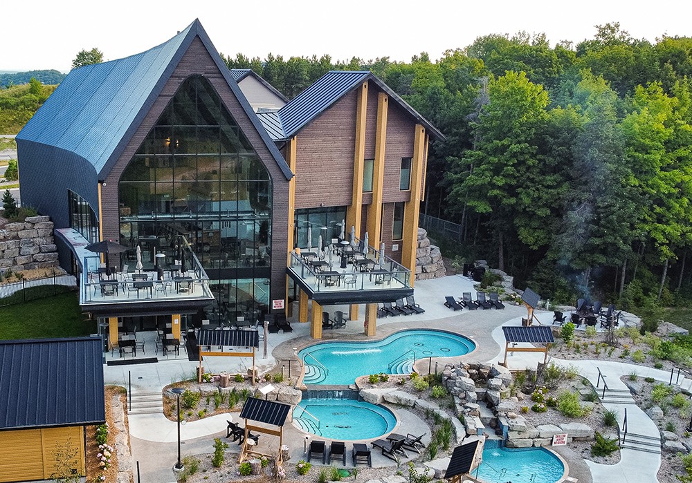 カナダ・オンタリオ州 スキーリゾート サウナや水風呂は屋外で、三角屋根の本館には更衣室やショップ、レストランが入ります。