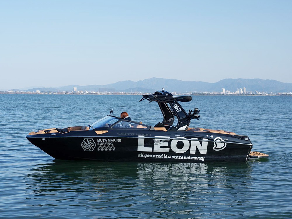 「センチュリオン」×「ムータ・マリン」×LEONのスペシャルコラボレーションボート