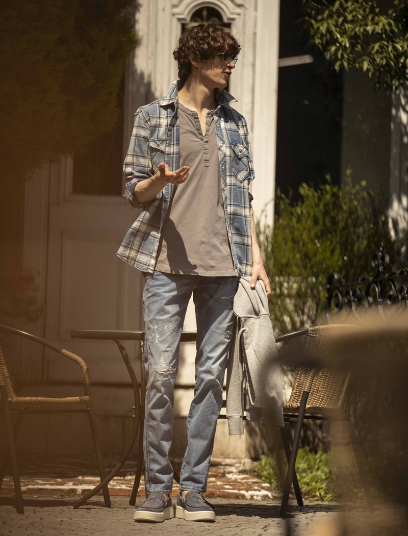 ▲ デニム4万4000円、シャツ3万800円、Tシャツ1万2100円、シューズ2万9700円、手に持ったパーカ3万800円／すべてリプレイ（ファッション ボックス ジャパン）