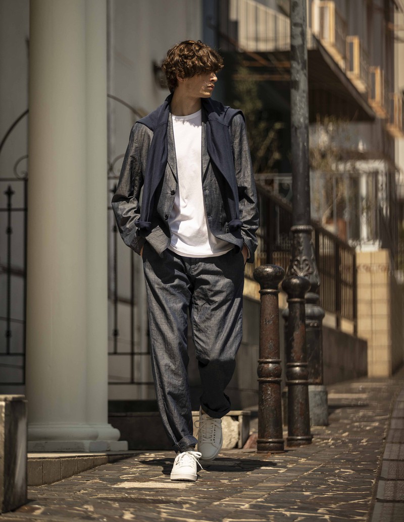 ▲ デニム3万7400円、ジャケット5万6100円、Tシャツ1万1000円、シューズ3万3000円、肩がけしたニット2万2000円／すべてリプレイ（ファッション ボックス ジャパン）