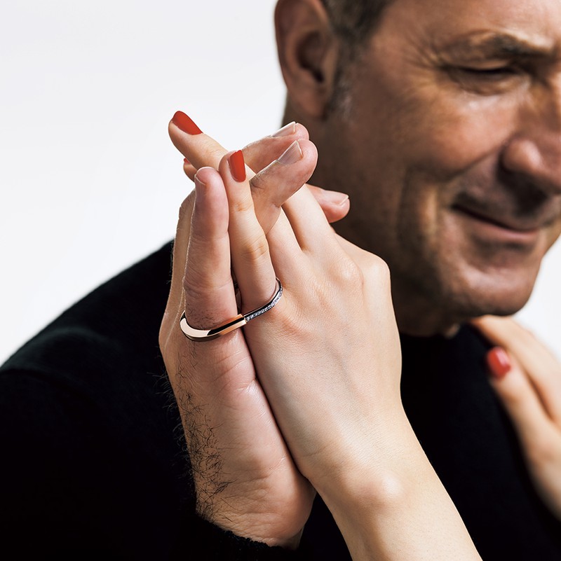 ▲ リング［18KRG×18KWG×ダイヤモンド］116万500円／ティファニー（ティファニー・アンド・カンパニー・ジャパン・インク）、ニット7万1500円／フェデリ（B.R.SHOP）