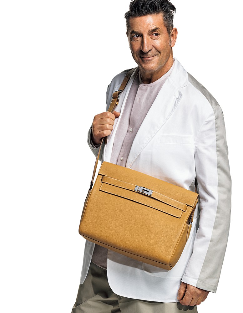 ▲ 上質なレザーだからこそわかるフィット感。バッグに使っているレザーはココンチを代表する「ヴォー・トーゴ」。仔牛ならではのしなやかで上質な革は使えば使うほど、なじんできてそれこそオヤジのお腹にしっかりとフィット。オヤジ同様に円熟を味わえるバッグです。バッグ［W33×H27×D14㎝］176万円、ジャケット45万1000円、シャツ11万円、パンツ12万6500円／すべてエルメス（エルメスジャポン）