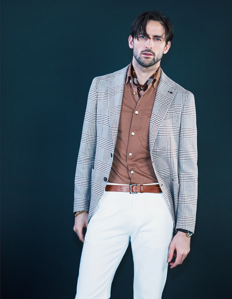 ▲ シャツ9万1300円/キートン(ストラスブルゴ カスタマーセンター)、ジャケット13万7500円/タリアトーレ、ベルト2万4200円/フェリージ(ともにビームス 六本木ヒルズ)、パンツ3万9600円/ピーティートリノ デニム(PT JAPAN)、スカーフ1万9800円/フラテッリ ルイージ×トゥモローランド(トゥモローランド)、ブレスレット72万9000円(参考価格)/ギンザタナカ、時計256万3000円/ゼニス