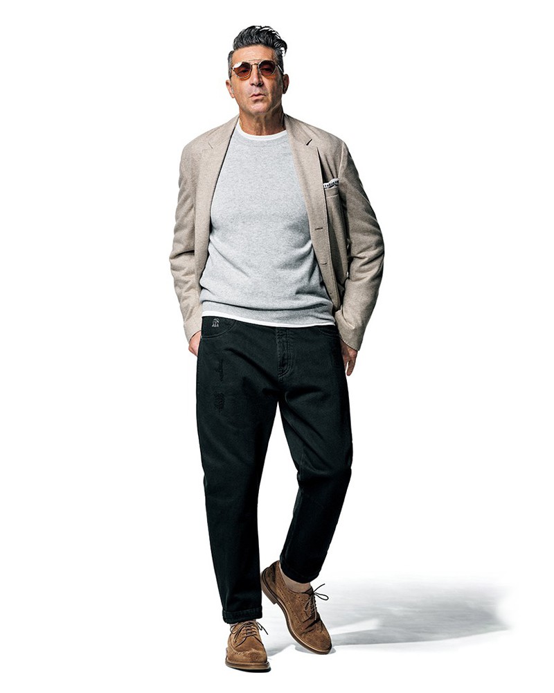 ▲ 黒デニの新たな魅力を引き出す着こなしも新鮮。ベージュなどのニュアンスカラーと合わせリッチかつ上品にまとめるのがクチネリ流。デニム12万3200円、ジャケット46万2000円、ニット14万8500円、Tシャツ7万9200円、靴16万7200円、チーフ2万4200円/すべてブルネロ クチネリ(ブルネロ クチネリ ジャパン)、サングラス7万8650円/ブルネロ クチネリ&オリバーピープルズ(ルックスオティカジャパンカスタマーサービス)