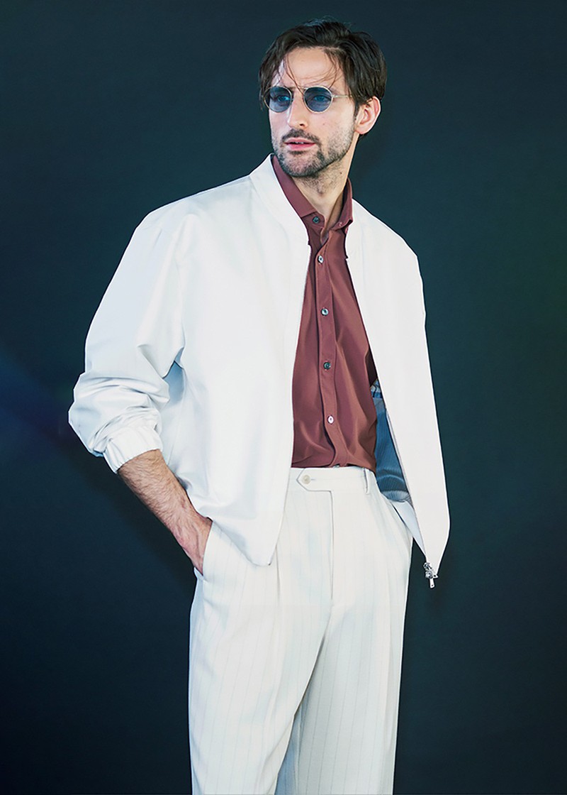 ▲ シャツ3万3000円/バグッタ×デザインワークス(デザインワークス 銀座)、ブルゾン5万5000円/トゥモローランド、パンツ4万1800円/オーラリー、サングラス4万9500円/アイヴァン(アイヴァン 東京ギャラリー)