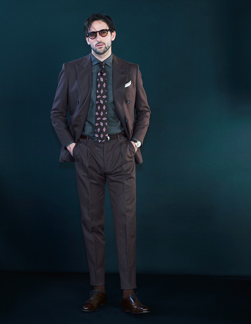 ▲ シャツ2万900円/ブリッラ ペル イル グスト(ビームス 六本木ヒルズ)、スーツ16万600円/タリアトーレ(トレメッツォ)、タイ1万8700円/フランコ バッシ(ビームス 六本木ヒルズ)、チーフ1650円/麻布テーラー(Y&Mプレスルーム)、ベルト2万5300円/デザインワークス(デザインワークス 銀座)、サングラス6万2700円/アイヴァン 7285(アイヴァン 7285 トウキョウ)、時計256万3000円/ゼニス、靴8万3600円/クロケット&ジョーンズ(エストネーション)