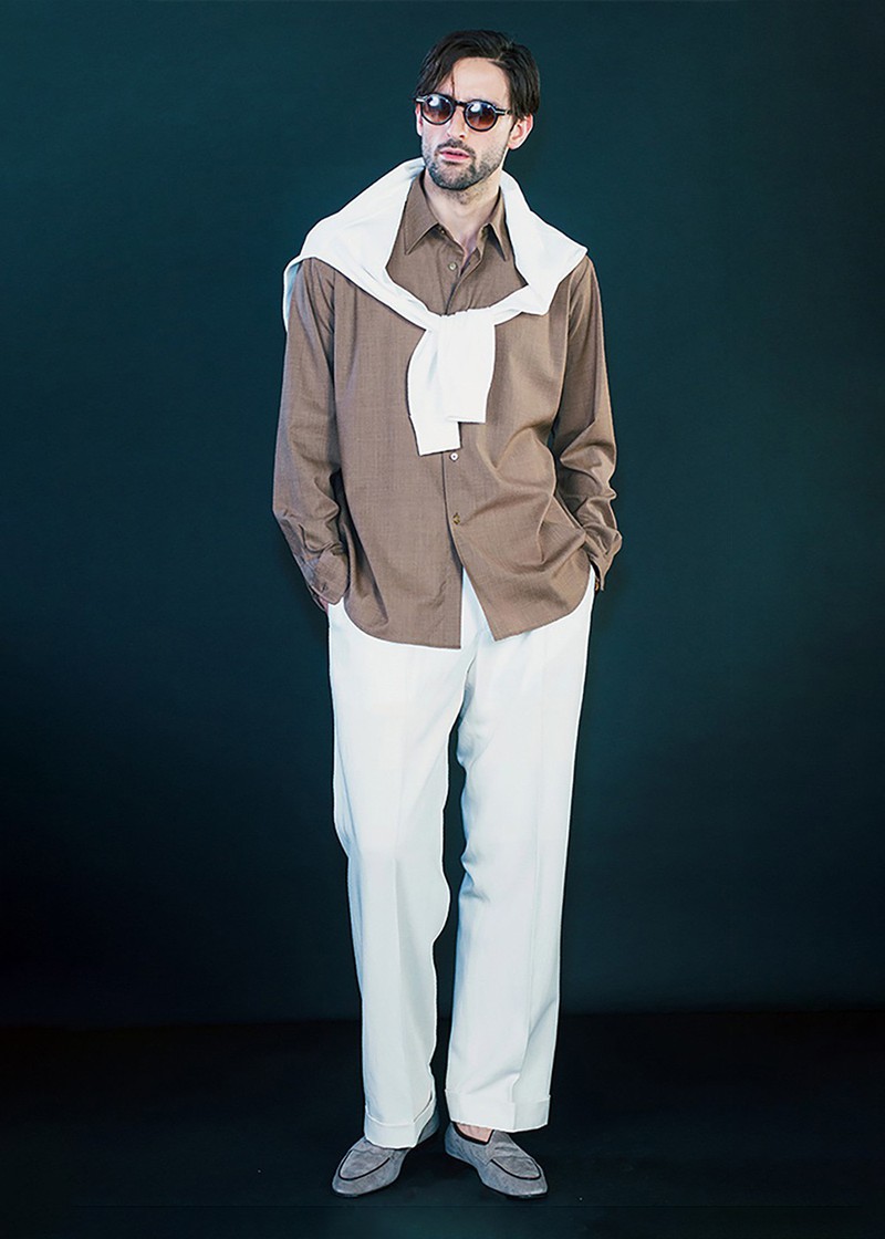 ▲ シャツ3万9600円/オーラリー、ニット2万5300円/フィリッポ デ ローレンティス(ビームス 六本木ヒルズ)、パンツ5万1700円/ピーティートリノ(伊勢丹新宿店)、サングラス8万7500円/マツダ(マツダアイウエアジャパン)、靴3万7400円/エストネーション