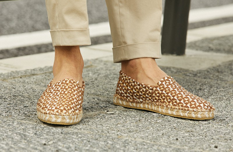 シューズ7万4800円、パンツ6万4900円／ともにエトロ（エトロ ジャパン）