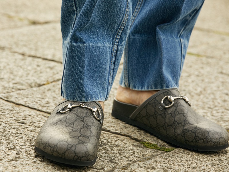 ミュール8万5800円、パンツ18万1500円/ともにグッチ(グッチ ジャパン)